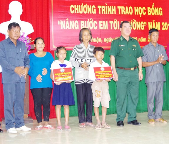 Đại diện chỉ huy Đồn Biên phòng Cửa khẩu Quốc tế Mộc Bài trao học bổng tặng học sinh nghèo trên địa bàn.